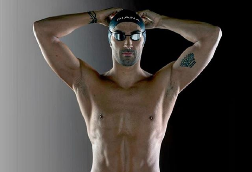 Occhialini, cuffia e tatuaggi: un Magnini super sexy