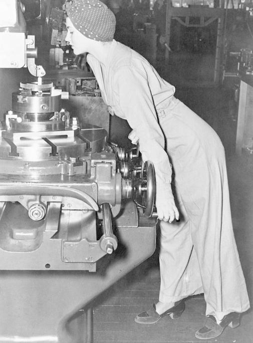 Durante la seconda guerra, Fraley lavorò come operaia alla Alameda Naval Station