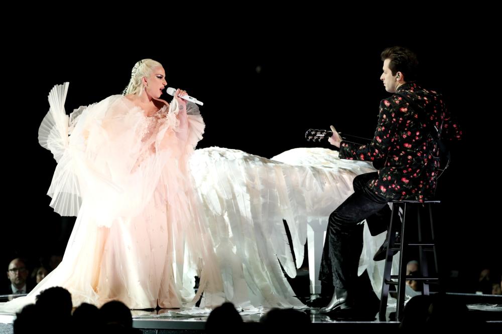 Lady Gaga accompagnata da Mark Ronson