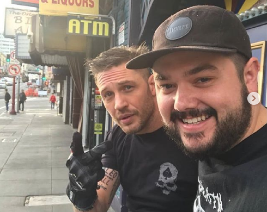 L'attore Tom Hardy ha perso una scommessa con l'amico Leonardo DiCaprio