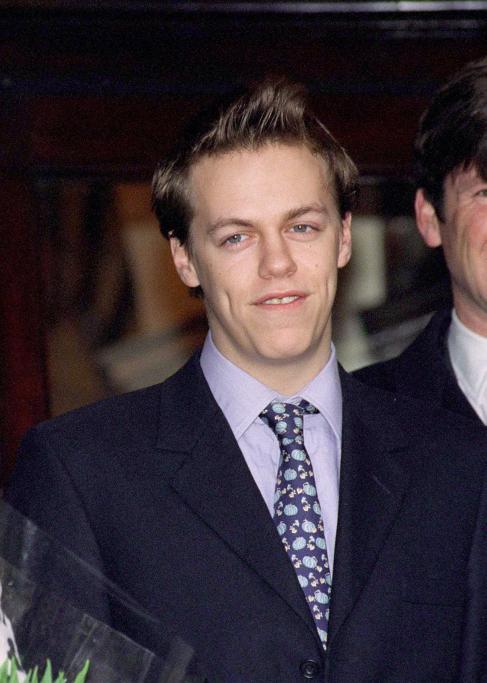 Tom Parker Bowles ha 43 anni ed è scrittore e critico gastronomico e ha sposato la fashion editor Sara Buys 