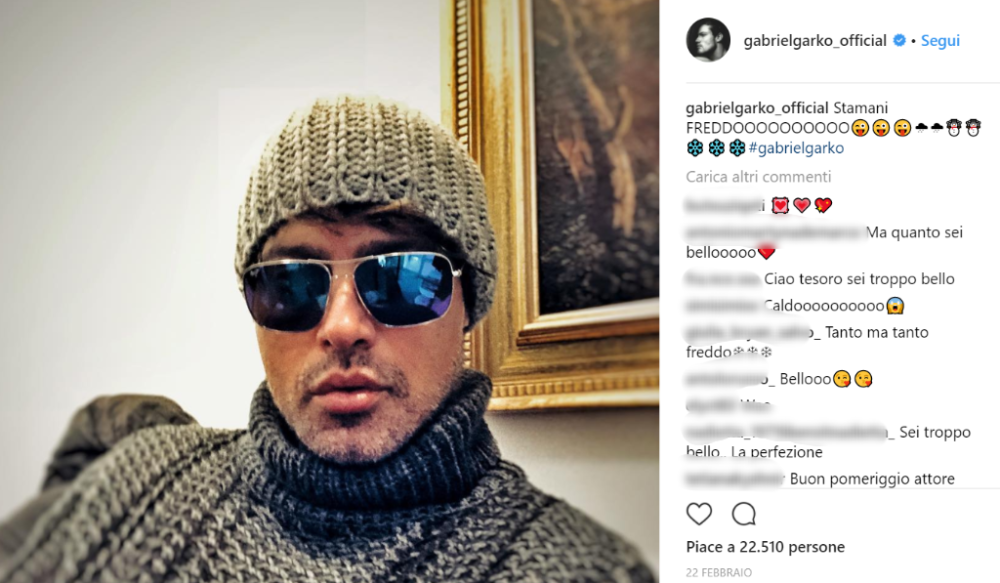 Tra le sue foto, ci sono anche quelle in cui è completamente vestito...
