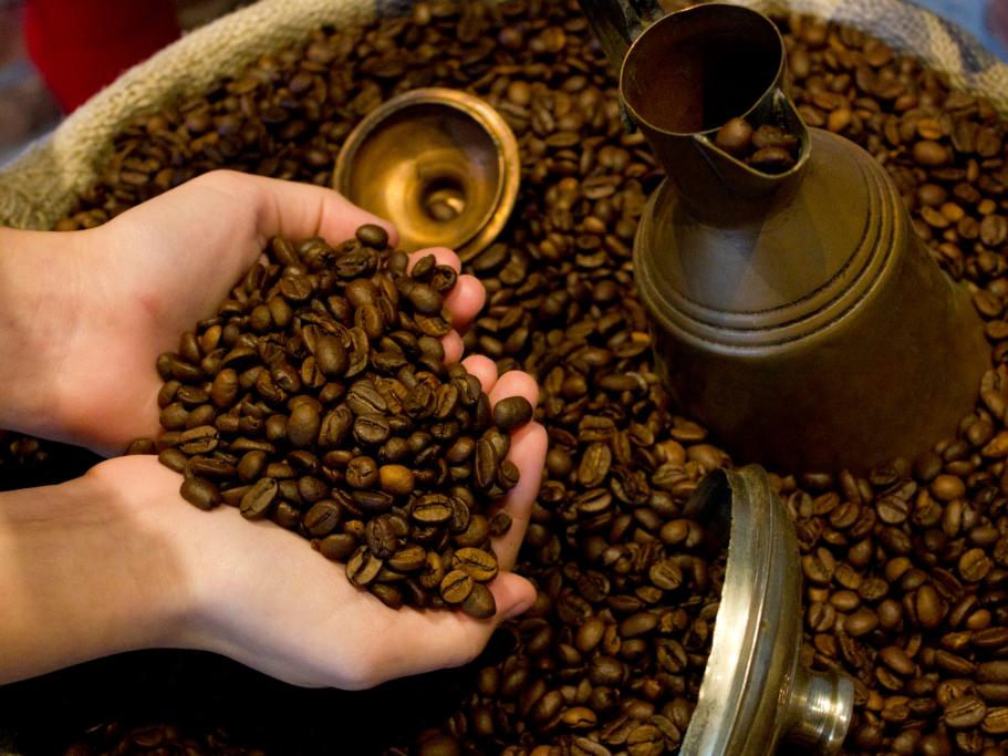 Questo significa che il caffè agisce sul nostro organismo con la stessa potenza della marijuana ma in modo opposto