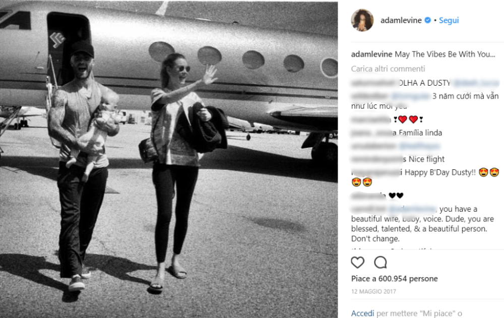 Un altro cantante impegnato con pannolini e pappe è Adam Levine