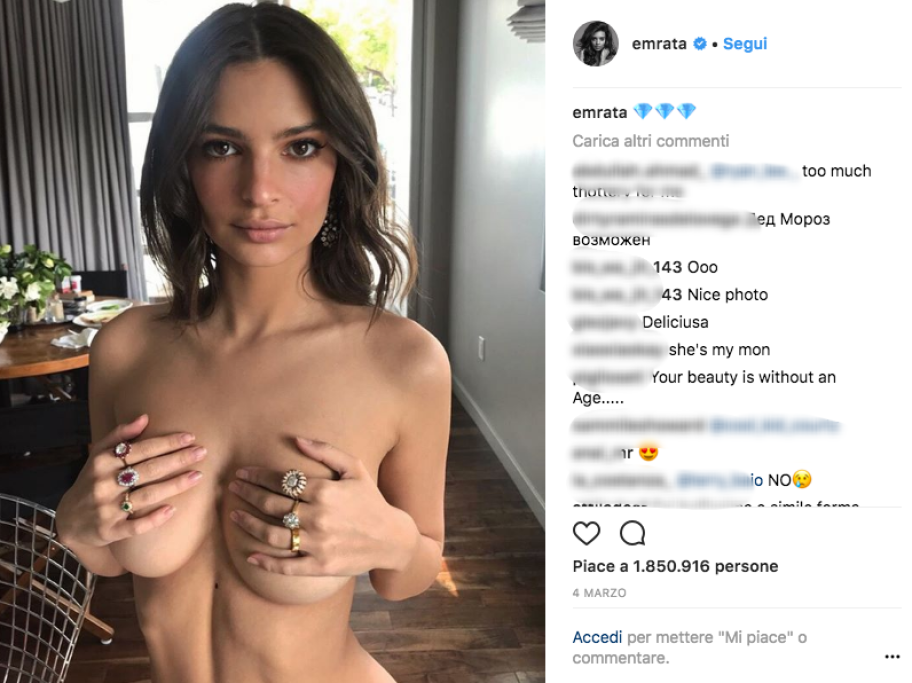 Emily posa con le mani a coprire il seno nudo
