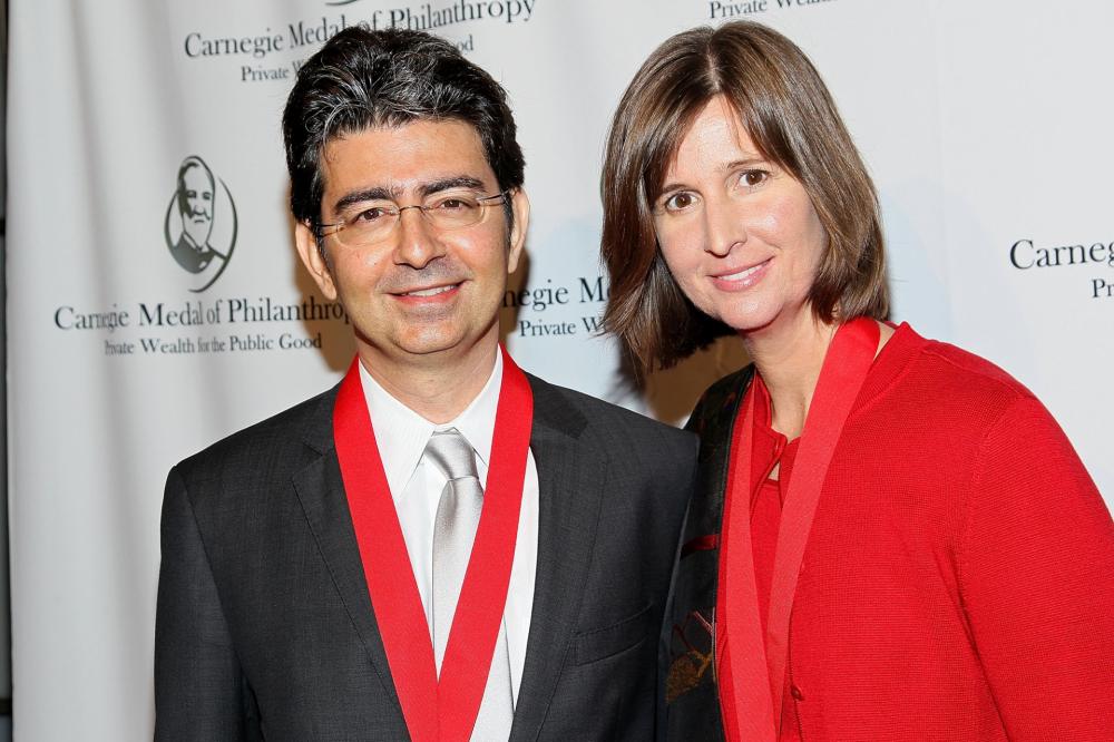 Pierre Omidyar e la moglie Pamela hanno aderito al Giving Pledge