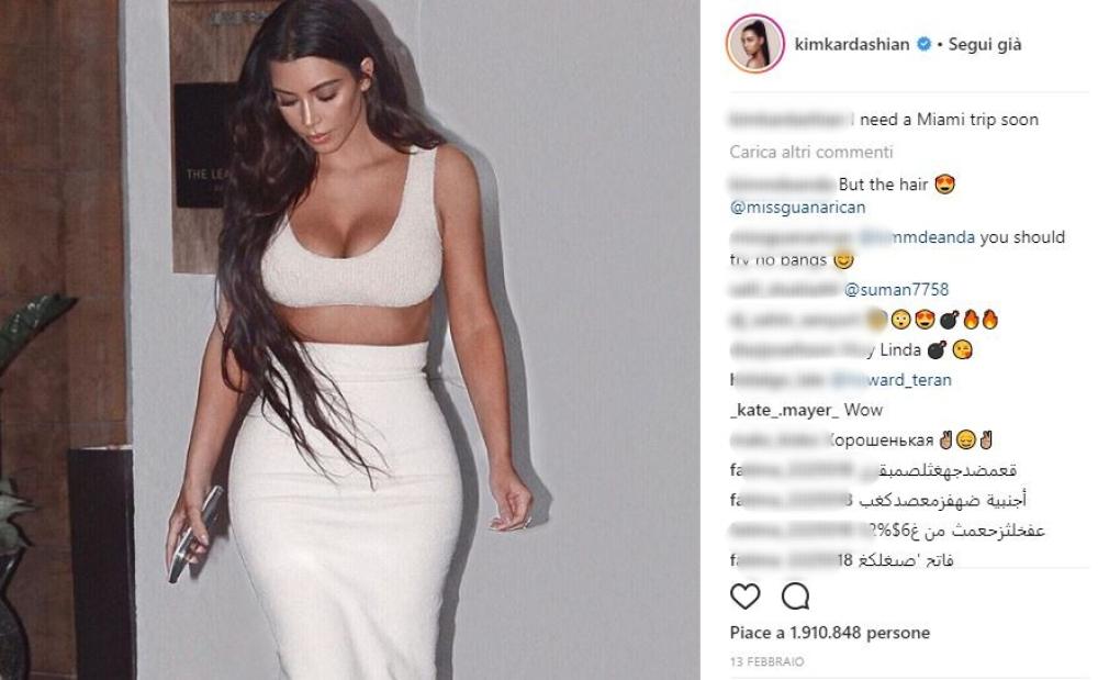 Amica dell'ereditiera Paris Hilton, Kim sfoggia con orgoglio il suo fisico 