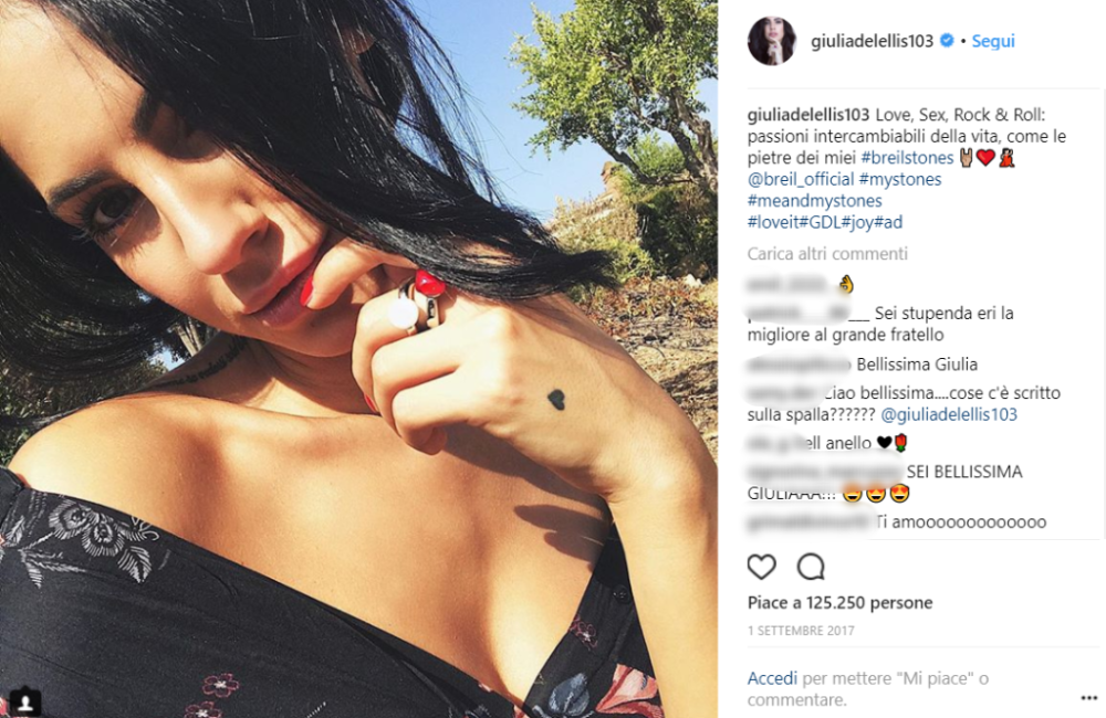Molti l’accusano di aver perso la semplicità di un tempo