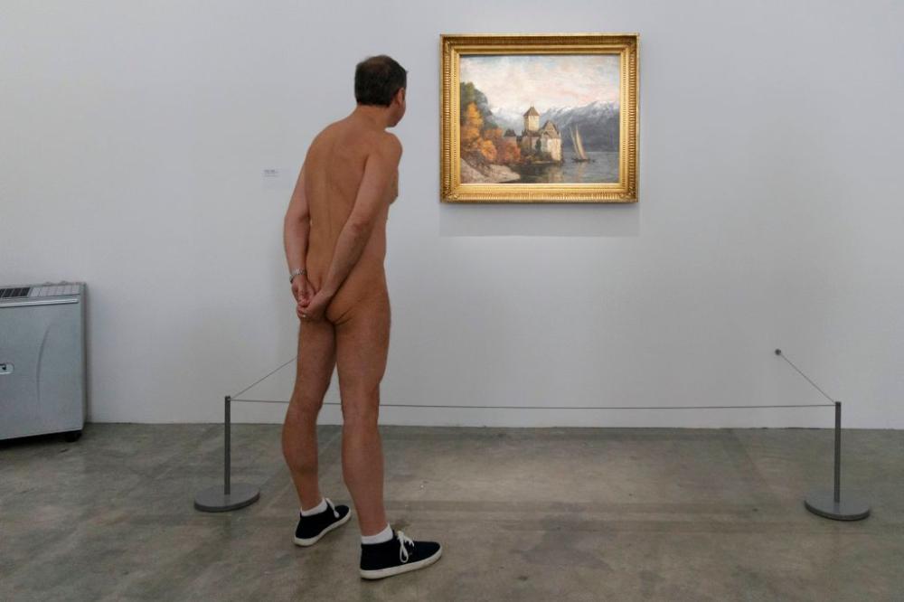 161 nudisti hanno avuto la possibilità di visitare il museo d’arte contemporanea parigino