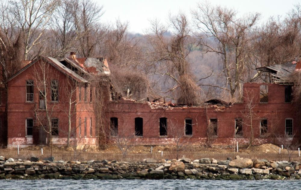 Alcuni edifici in rovina e la nebbia che sembra inghiottire tutto