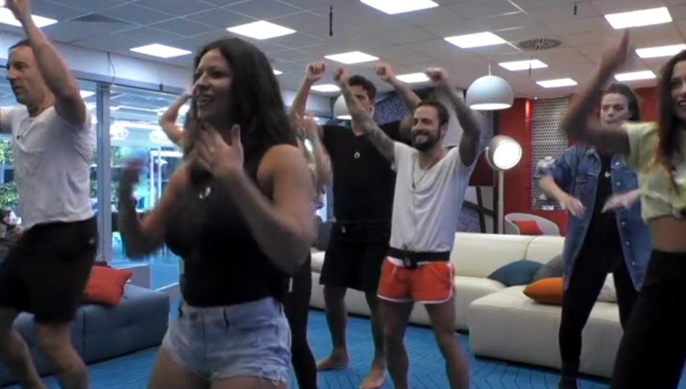 Da tempo vive e lavora a Milano e ha già partecipato a diversi programmi