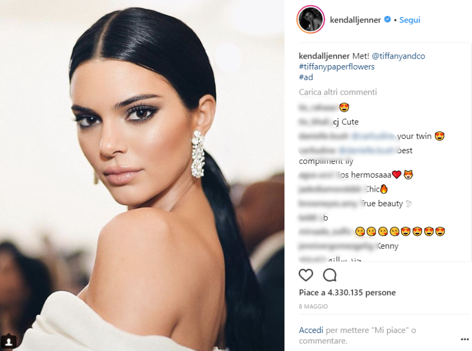 Nella foto sexy Kendall si mostra con addosso solo gli slip e un turbante che le copre i capelli