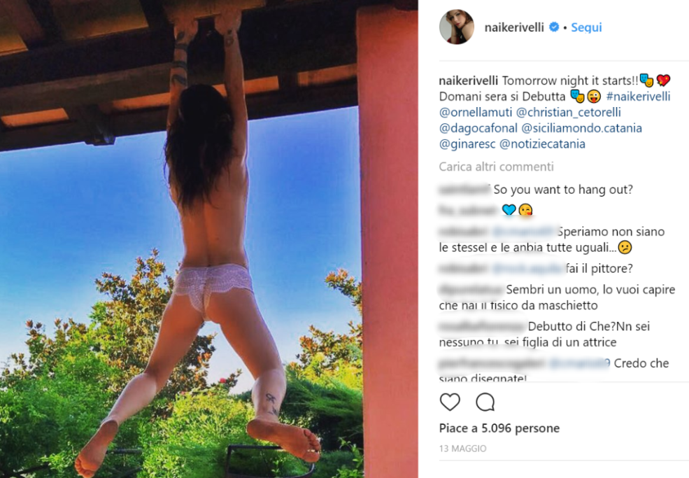In un video pubblicato sui social si mostra senza veli (solo con le mani a coprire le parti intime)