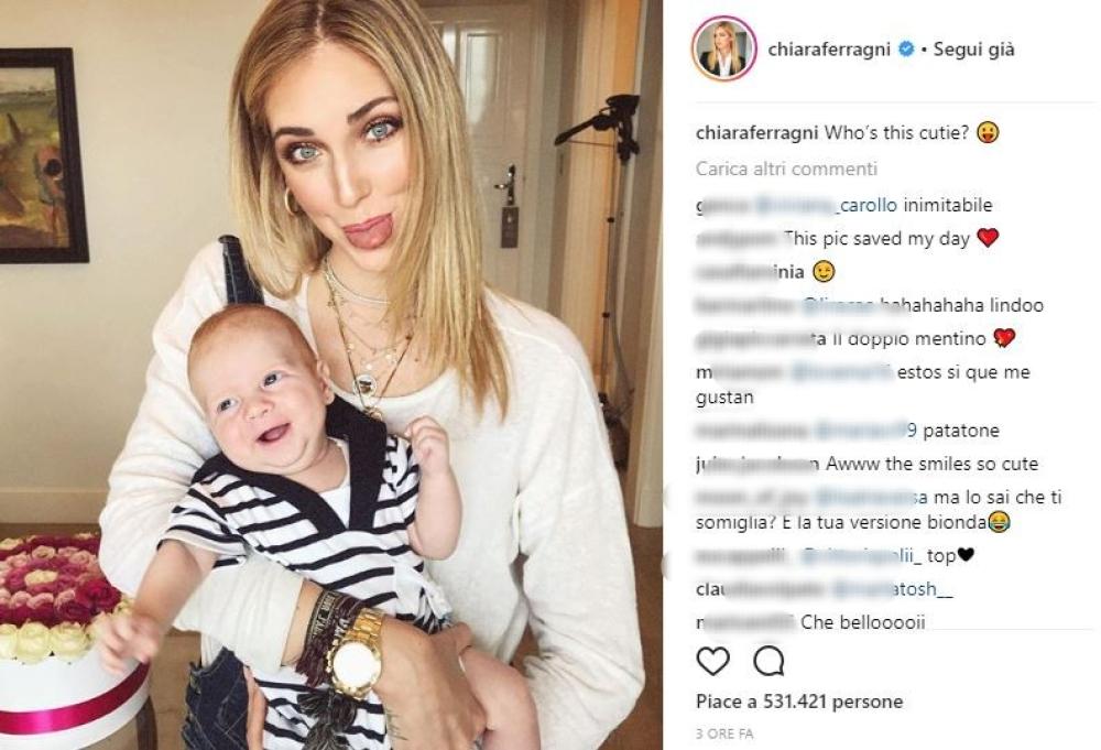 Chiara è in viaggio per lavoro ma il suo primo pensiero è sempre lui