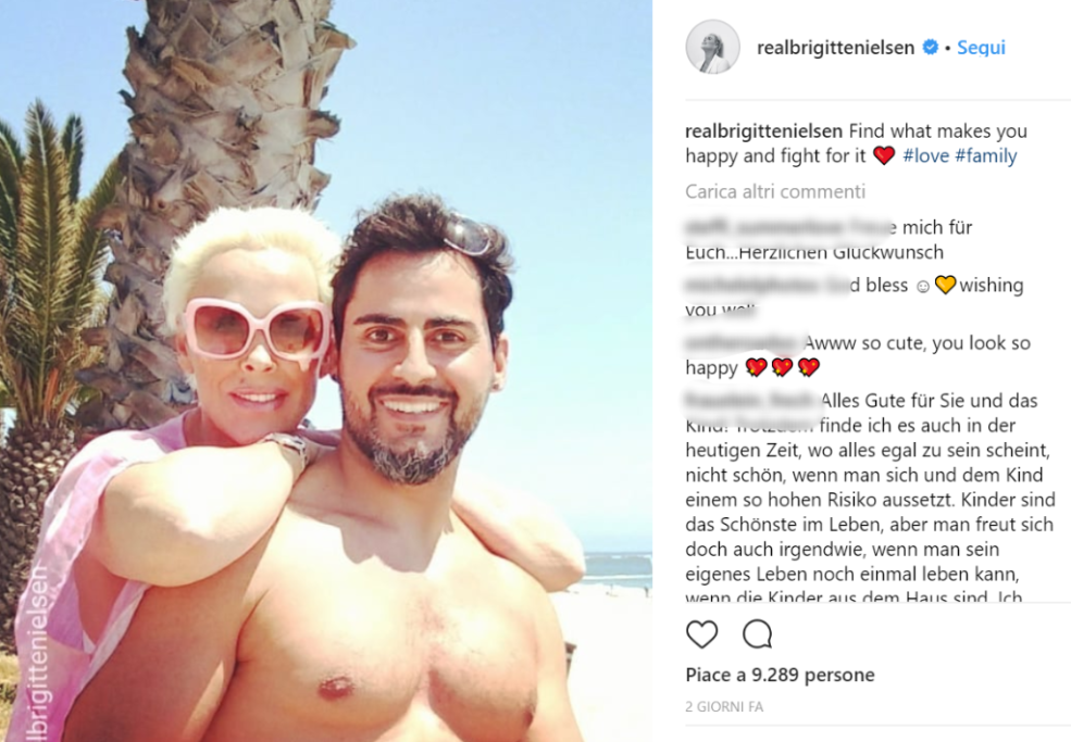 L’attrice ha 54 anni quindi in molti hanno criticato la sua scelta di una gravidanza in età “matura”