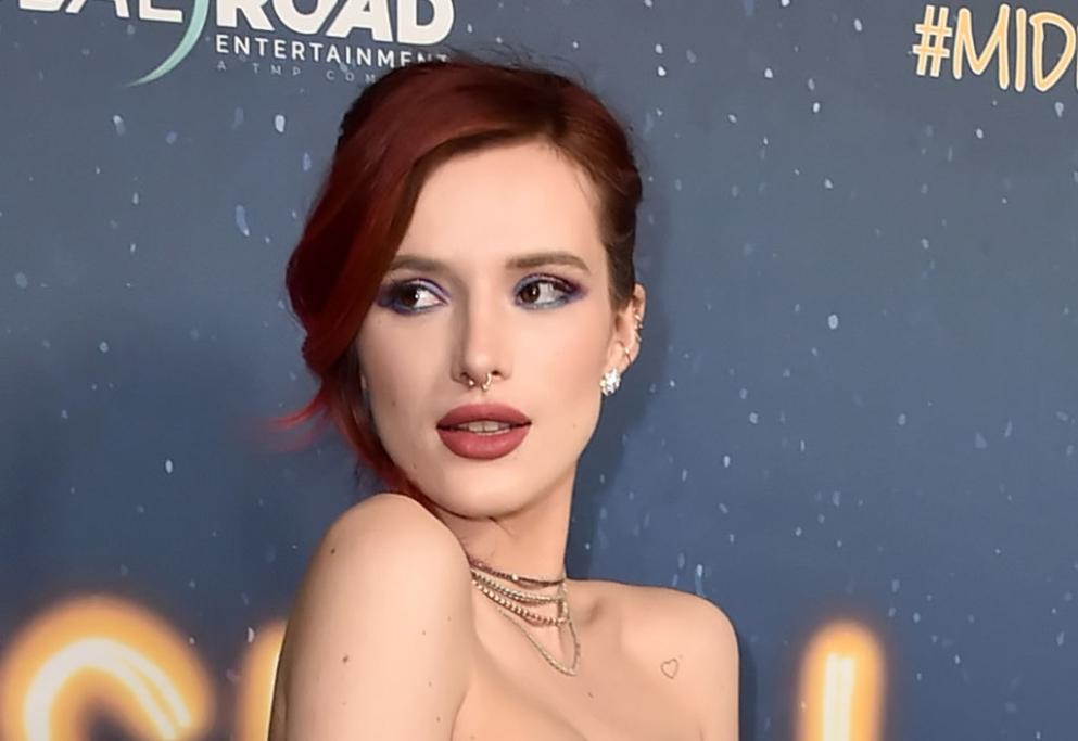 Nella foto Bella e in topless e si copre il seno con le braccia