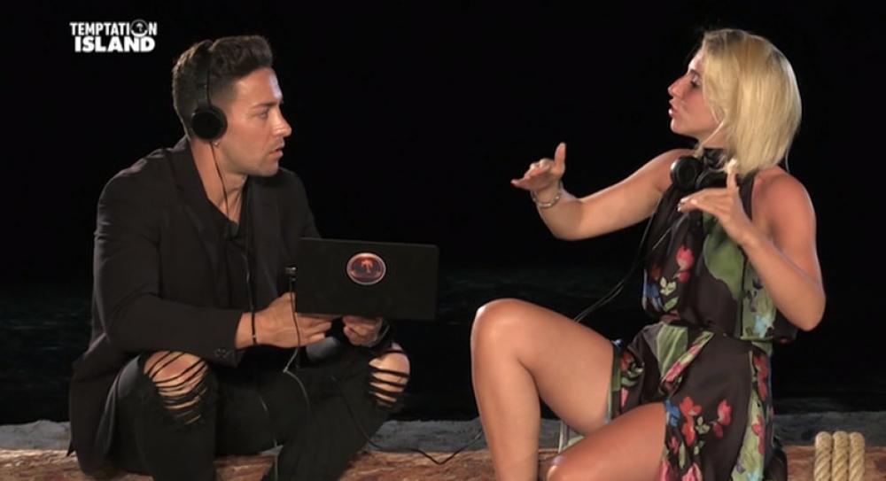 Lara esce da sola