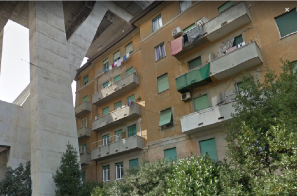 I palazzi non sono resi instabili dal contatto con il ponte