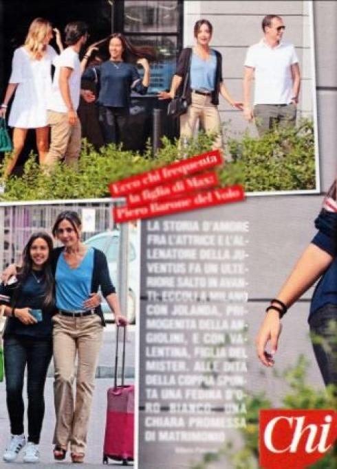 Ambra abbraccia sua figlia Jolanda 