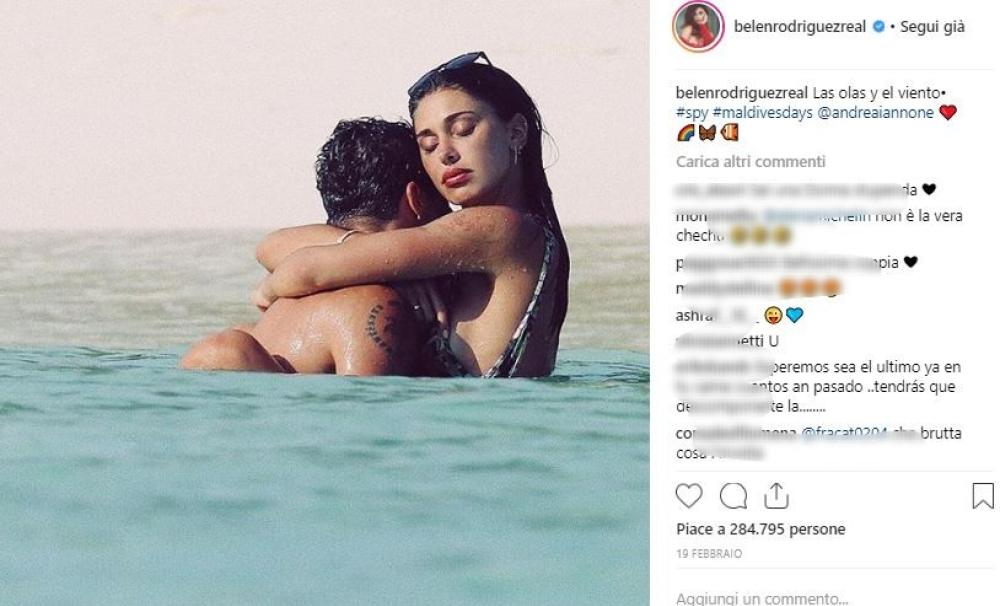 Belen e Andrea avevano trascorso le vacanze fra baci appassionati e gesti affettuosi