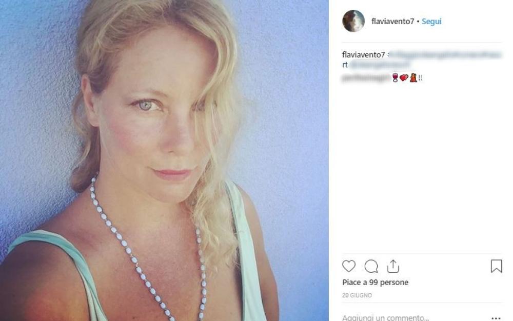 Gli ultimi scatti della showgirl la ritraggono con un rosario al collo 