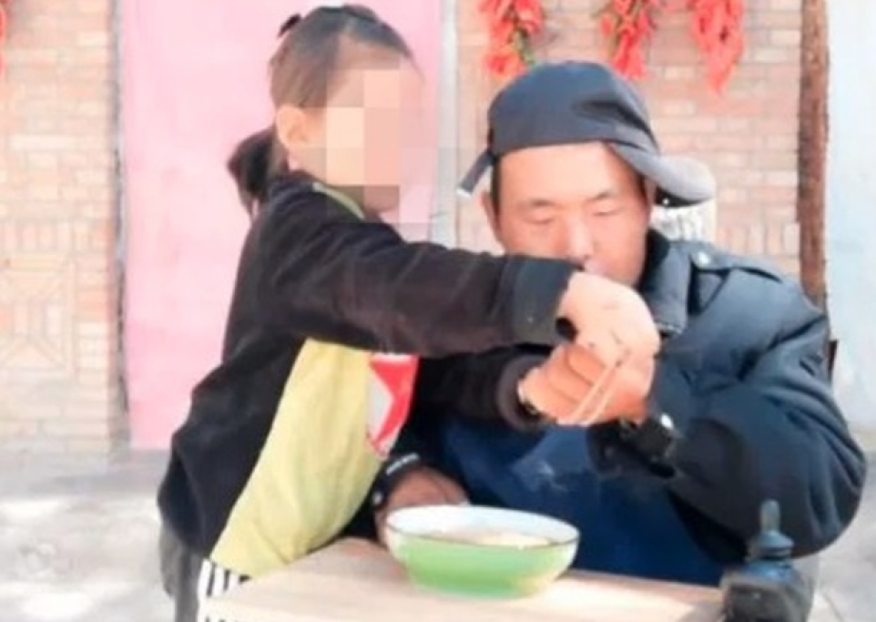 Sono i nonni a prendersi cura di Tian Haicheng mentre sua figlia è a scuola. 