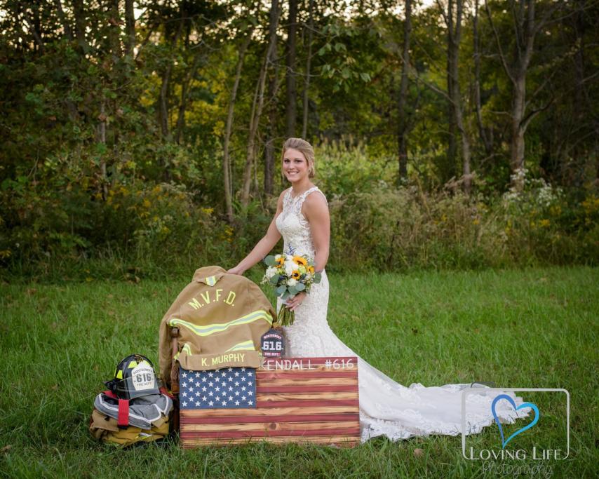 In questa foto Jessica posa accanto alla bandiera americana