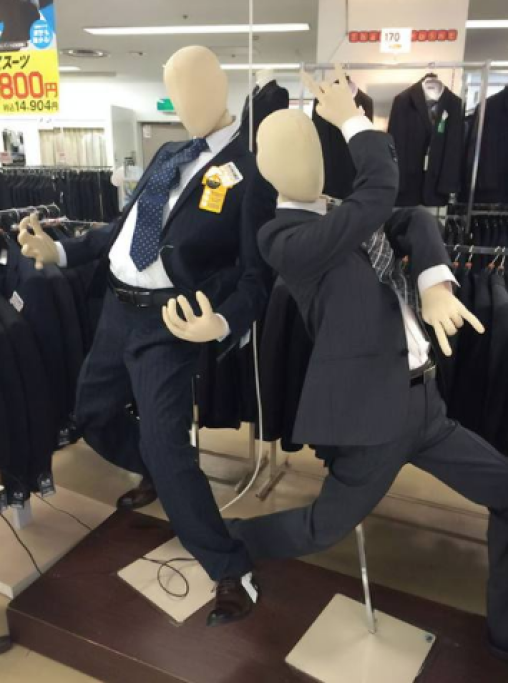 Questi manichini vestiti da manager