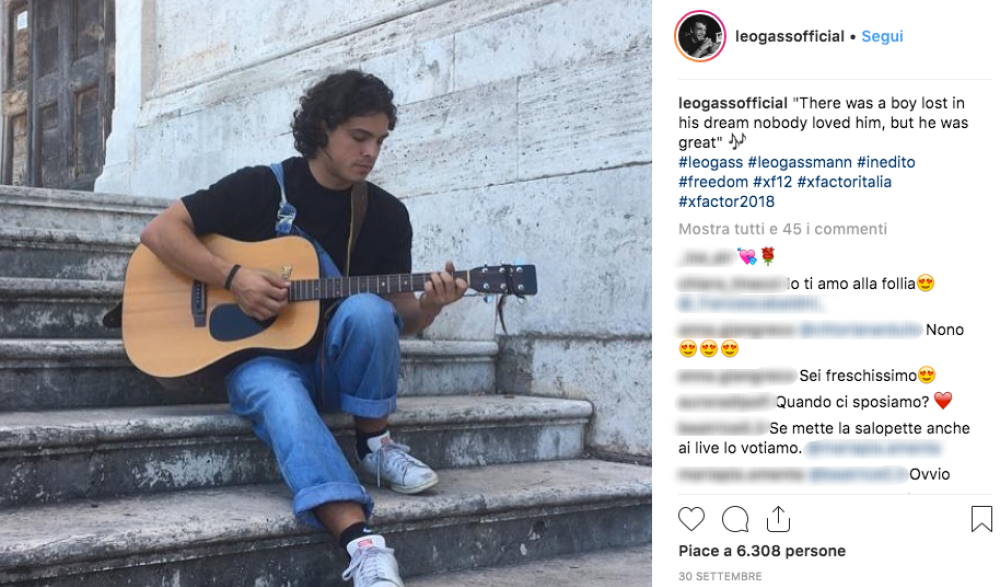 Leo è un cantautore, suona la chitarra