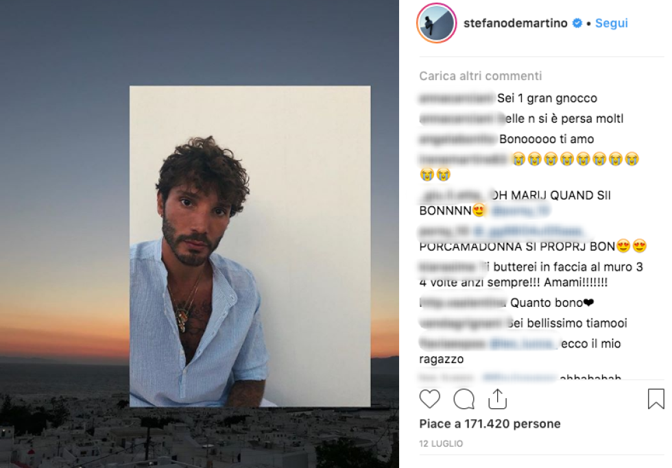 Nelle immagini si vedrebbe De Martino in intimo, in altri completamente nudo