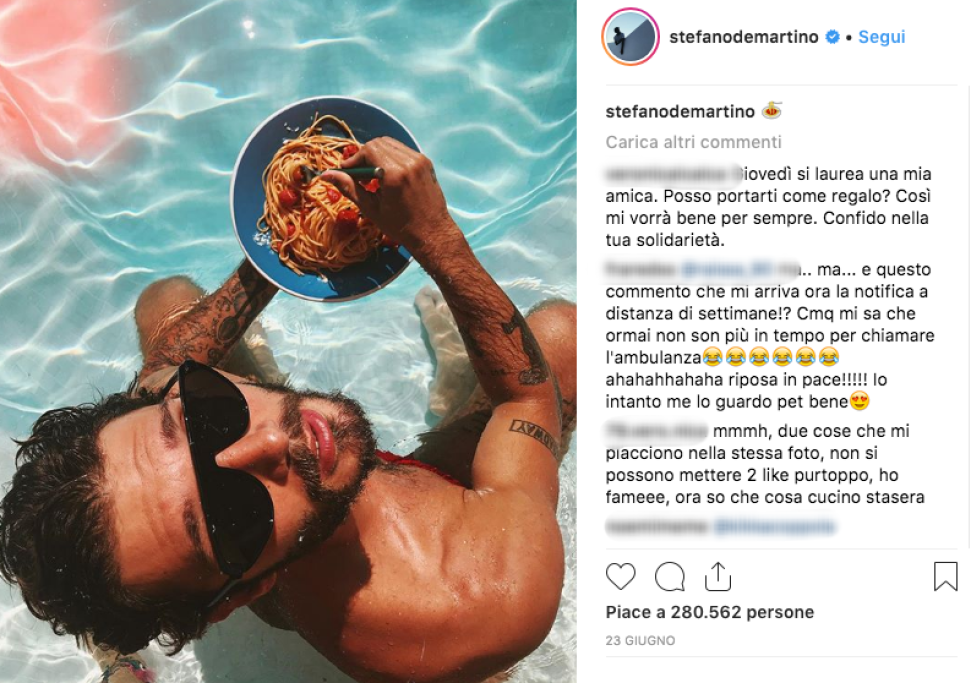 Nelle immagini si vedrebbe De Martino in intimo, in altri completamente nudo