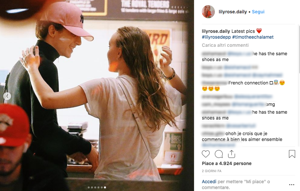 Ecco un’altra foto che ritrae i due giovani mentre ridono e scherzano al ristorante,