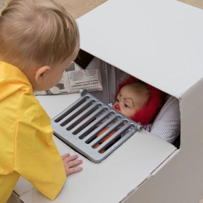 Anche questo costume è piuttosto inquietante, anche se decisamente originale: la carrozzina di un bimbo è stata trasformata in un marciapiede, 