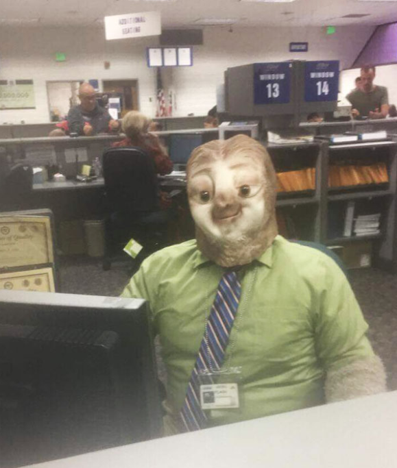 Per Halloween quest’uomo si è presentato in ufficio vestito da Flash, il bradipo che nel film Zootropolis è proprio un impiegato, tristemente noto per