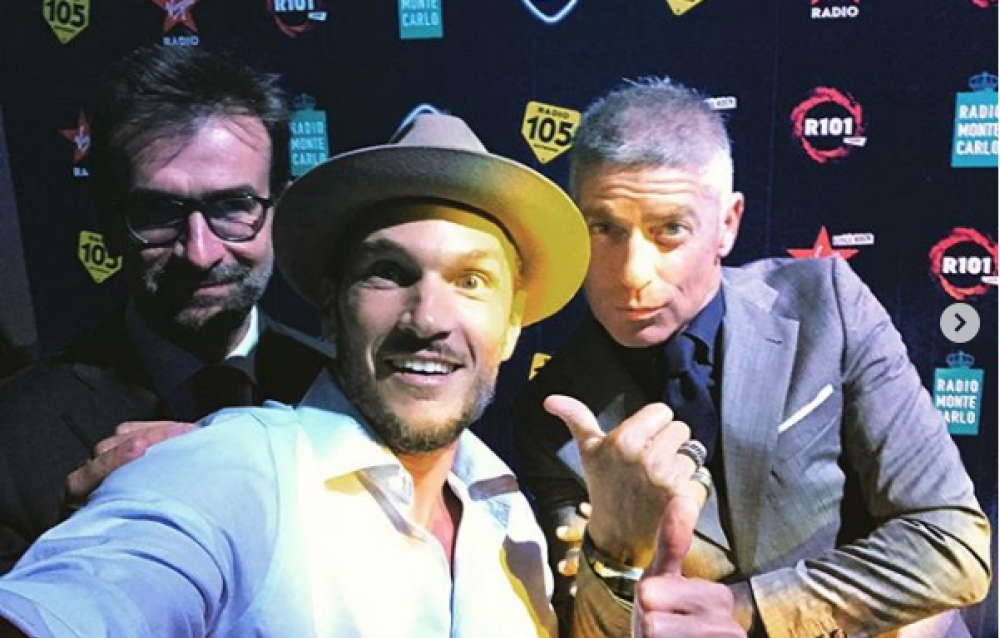 Alvin, che conduce un programma radiofonico su R101