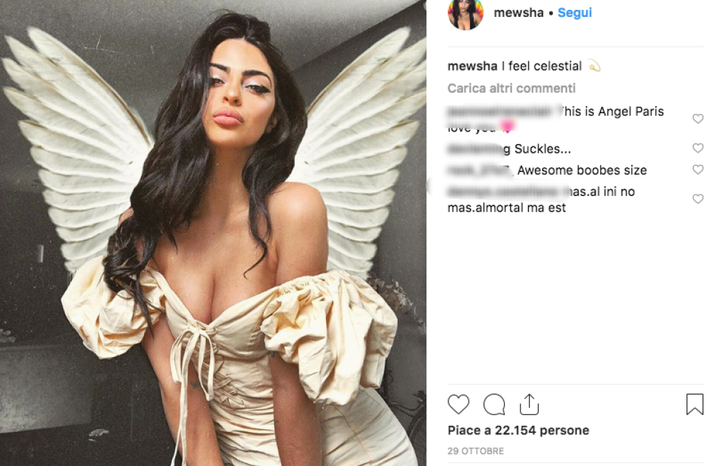 Ha detto che una guardia l'ha fermata all'entrata del museo parigino: