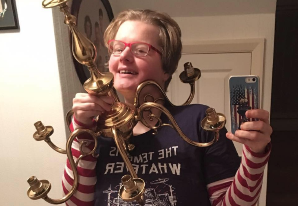 La 34enne inglese soffre della sindrome nota come oggettofilia: il suo “amore” per questo lampadario, infatti, non è come il desiderio di acquistare 