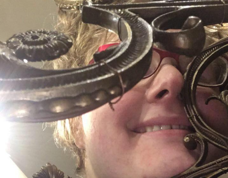 Amanda ha raccontato che non è la prima volta che si innamora di oggetti: a 14 anni si è innamorata di una batteria, in seguito persino della Statua 