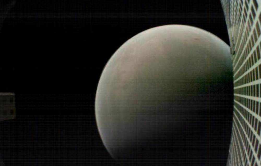 Ecco un’immagine di Marte inviata dalla sonda durate il suo viaggio. Il Lander Insight è il terzo veicolo della Nasa presente attualmente su Marte,