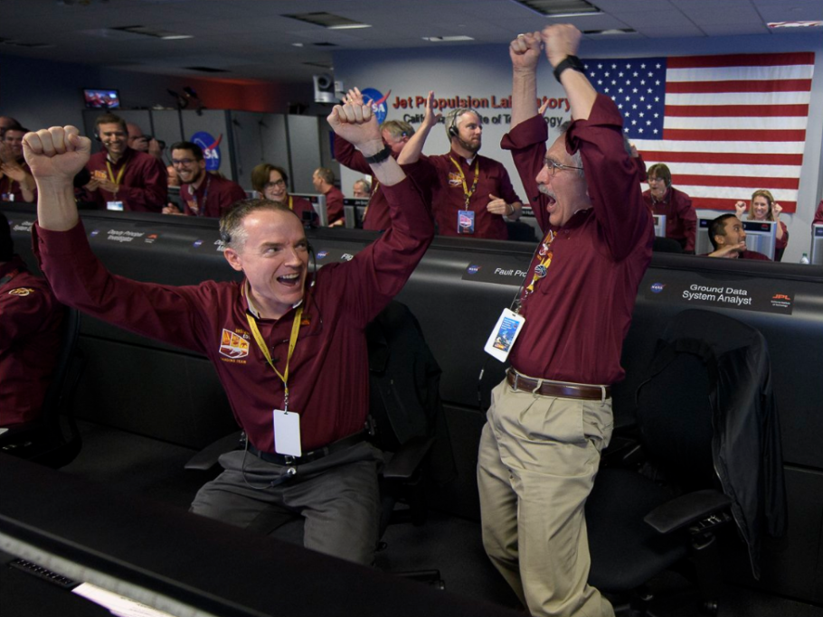Ecco gli astrofisici e gli ingegneri della Nasa che esultano nel Jet Propulsion Laboratory all’arrivo della sonda sul Pianeta Rosso: 