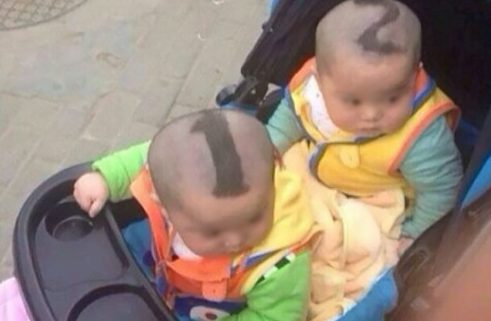 Come distinguere due gemelli? I genitori di questi due bambini hanno utilizzato uno stratagemma forse un po’ estremo ma sicuramente originale: 