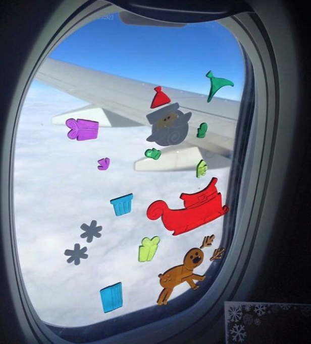 Come far stare buoni i bambini sull’aereo? Ad esempio tenendoli impegnati con degli stickers con i quali giocare sul finestrino!  