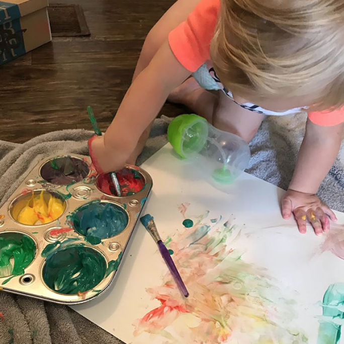 Il vostro bambino adora disegnare ma ha la brutta abitudine di mettersi in bocca pennelli e colori? Questa mamma suggerisce di creare dei colori fatti