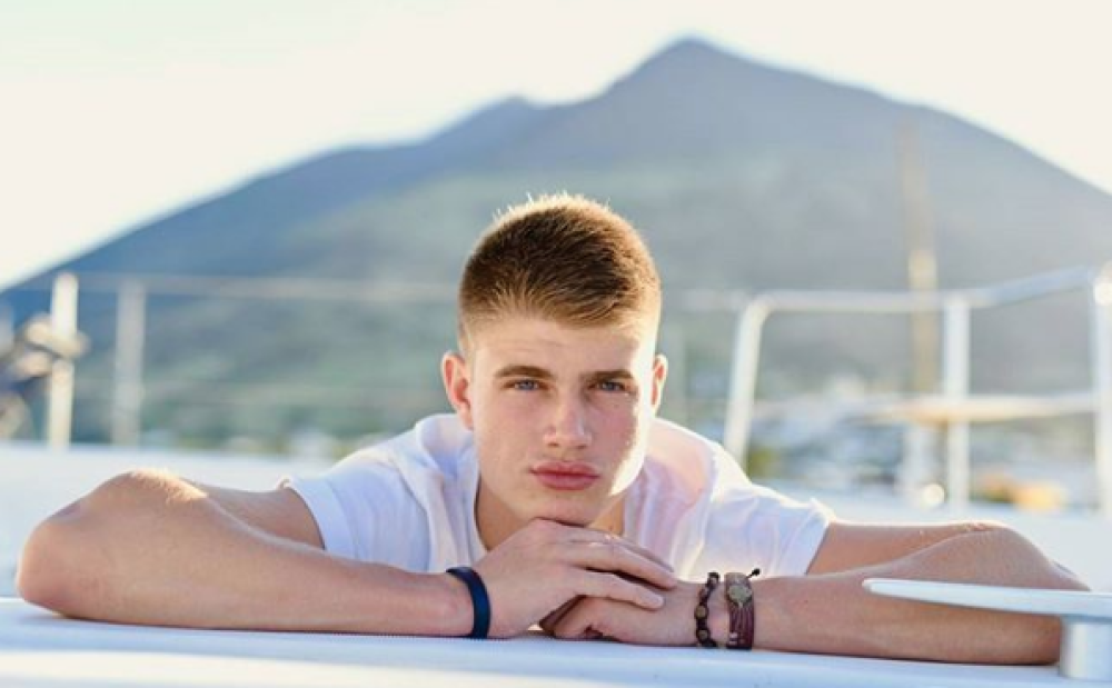 In realtà il figlio della Cuccarini fa il deejay con lo pseudonimo di Juraj