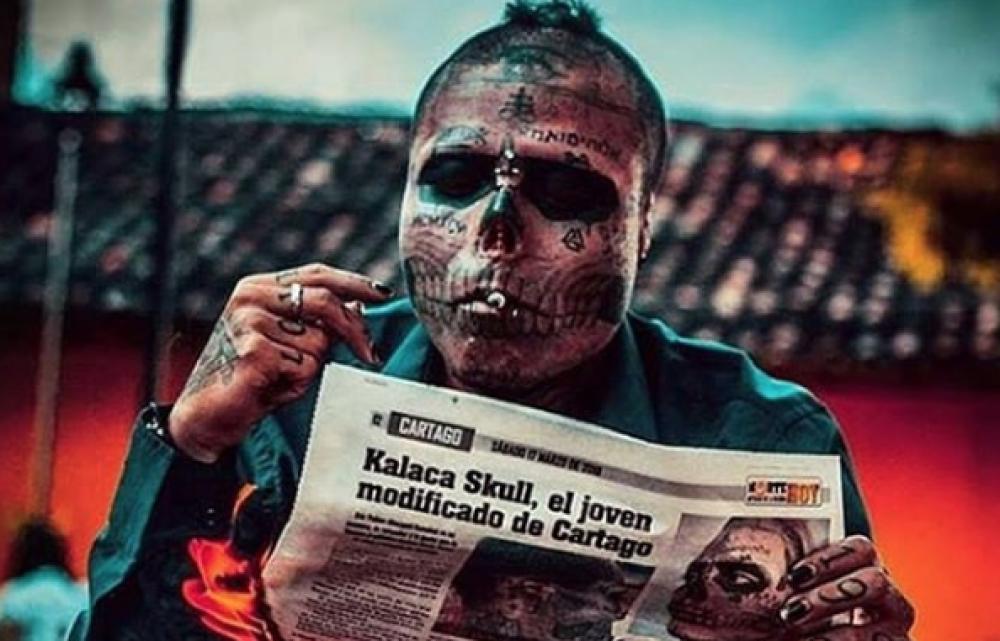Eric si è sottoposto ad alcune operazioni chirurgiche per avvicinarsi il più possibile a un teschio