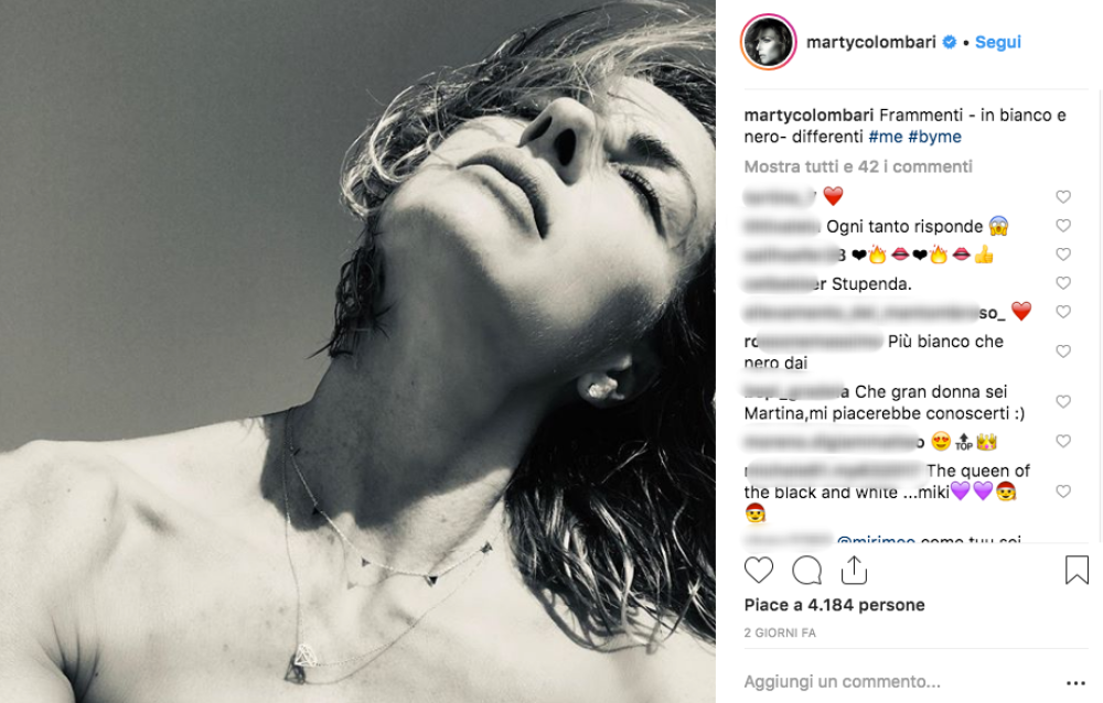 Tutte le foto sono accompagnate da lunghe didascalia, dove l'ex Miss Italia racconta un po' di sé