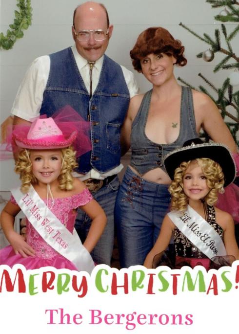 E per finire, ecco la foto scelta per la cartolina di Natale del 2018: i Bergerons si sono vestiti da texani! Le due bimbe sono vestita da Miss Texas 