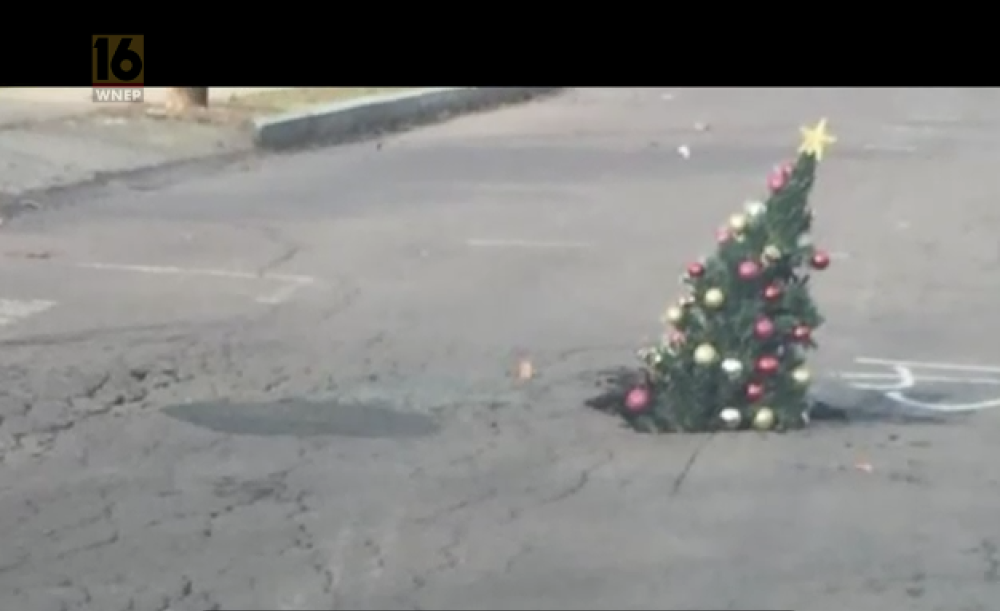 Ecco la foto dell’albero di Natale addobbato che è stato inserito da alcuni residenti di Wilkes-Barre nella profonda buca formatasi in mezzo alla