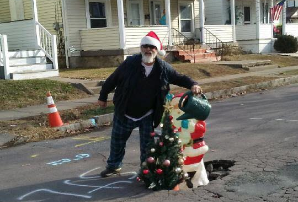 Un altro residente della zona, Jim Hamill, si è divertito ad aggiungere nella buca anche un pupazzo di Babbo Natale, per poi farsi questa foto che lo 
