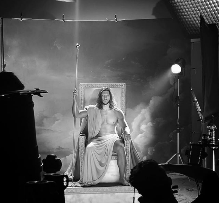 Il rugbista protagonista di quest’ultima foto interpreta Zeus, il padre di tutti gli dei, raffigurato sul suo trono.